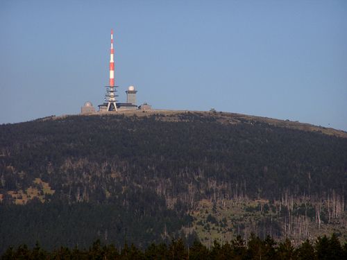 Det tyske bjerg Brocken med rødt og hvidt tv-tårn