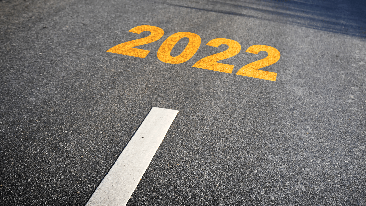 Billede af årstallet 2022 skrevet mellem vejstriber
