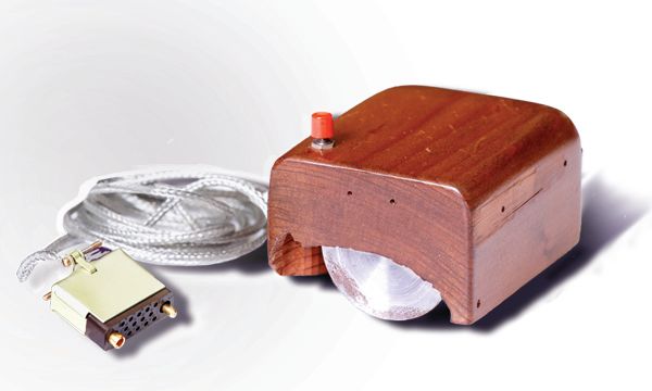 Verdens første computermus, der er lavet i træ. Udviklet af Bill English efter Douglas Engelbarts tegninger. 