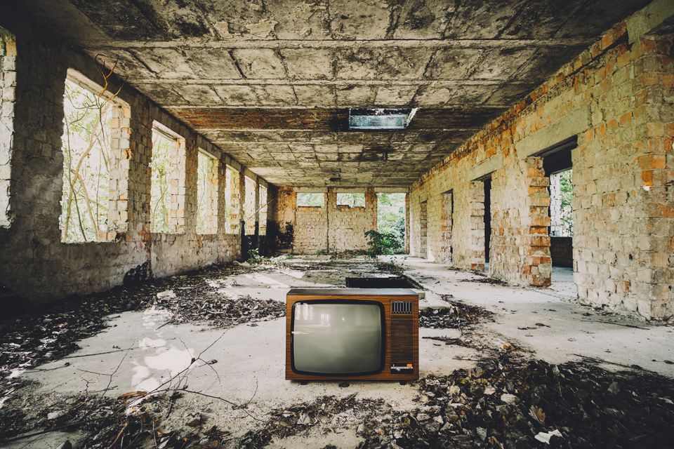 TV står midt i forladt bygning