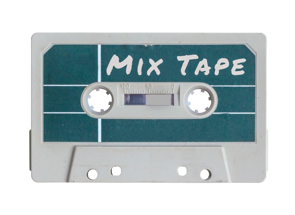 Et kassettebånd med sølvskrift hvor der står mixtape
