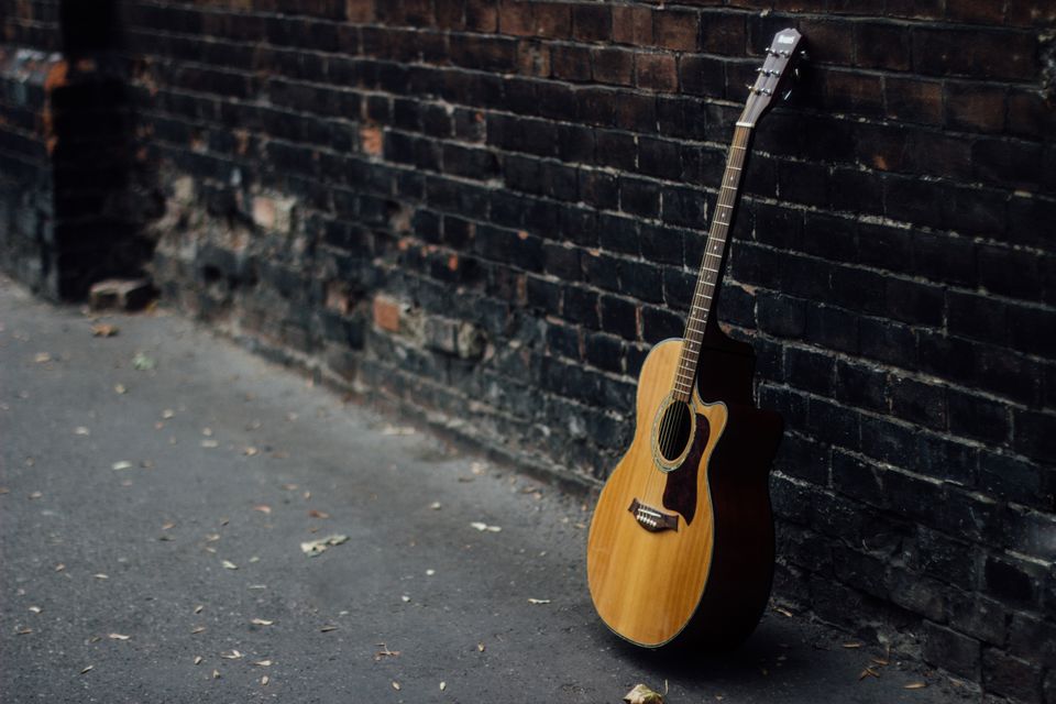 En efterladt guitar i en slidt gyde