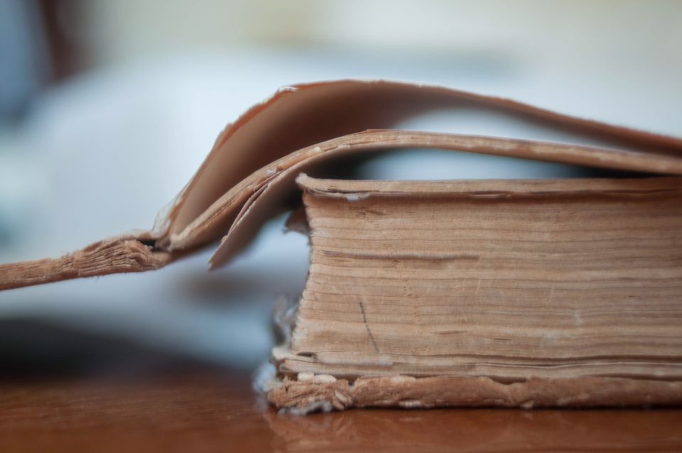 En slidt bog ligger på et bord
